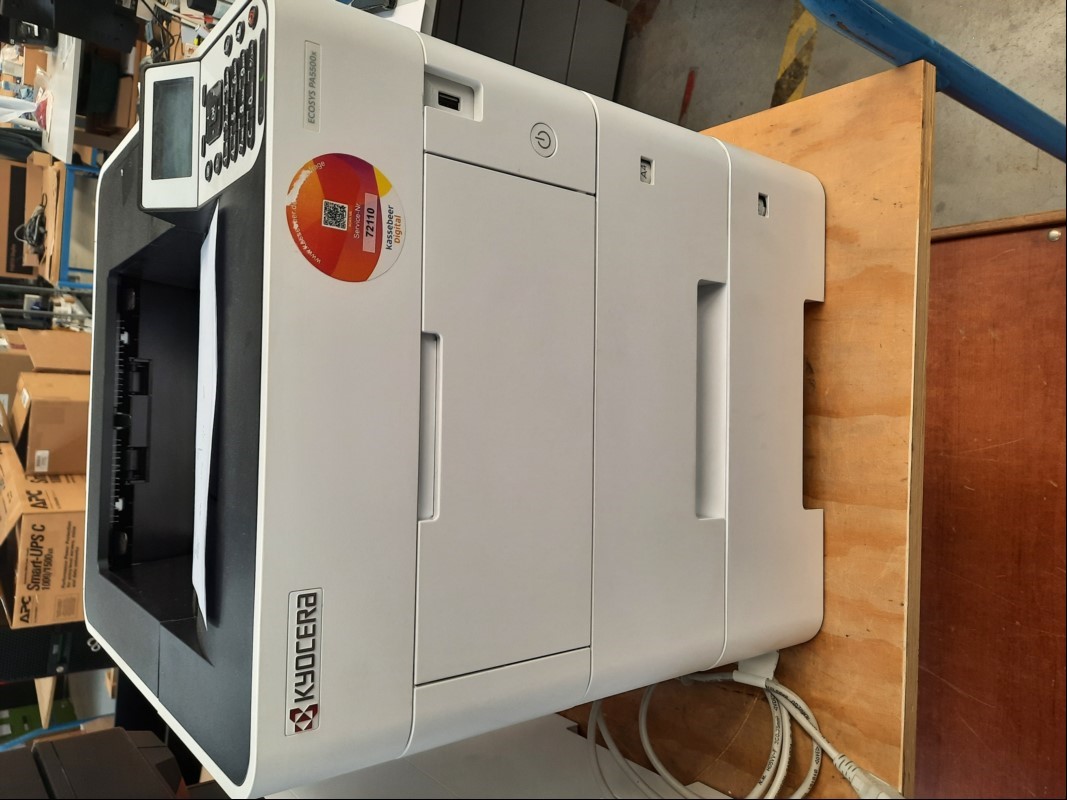 Kyocera Ecosys PA5500x, SN: WD42Z10178, 2 Papierkassetten, optisch gebrauchter Zustand, Abschürfungen am Gehäuse, Klebereste am Gehäuse, Zähler gesamt: ca.60464 laut Statusseite, Tonerstand ca. 5% Ausdrucke gut, Reinigung und Service empfohlen, In...