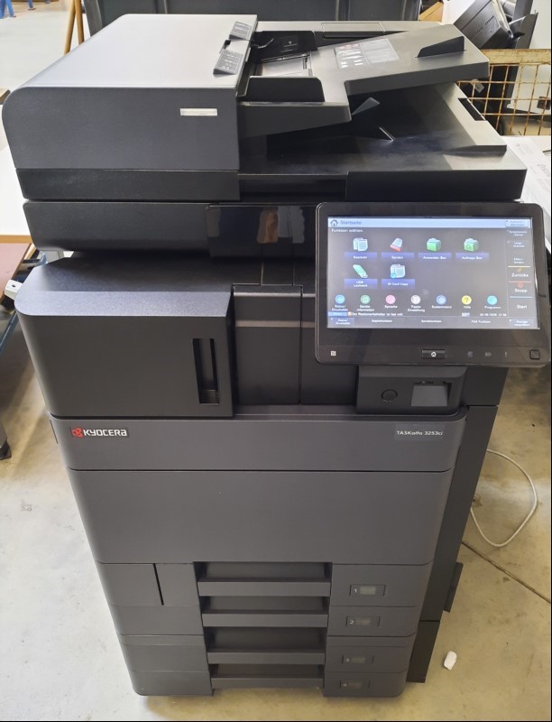 Kyocera TASKalfa 3253ci SN:RFH0839384, Inbetriebnahme 12.2020, 4 Papierkassetten, optisch gebrauchter Zustand, Abschürfungen am Gehäuse, Klebereste am Gehäuse, Zähler gesamt: ca.45088  laut Anzeige , Tonerstand unbekannt , Ausdrucke nicht möglich ...