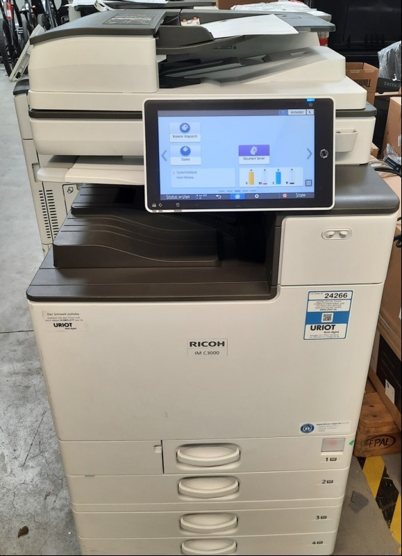 Ricoh Aficio IM C3000, SN: 3102R110921, 4 Papierkassetten, Faxkarte, optisch gebrauchter  Zustand, Gehäuse mit Abschürfungen  Zähler gesamt: ca. 132622 laut Statusseite, Toner K und M fast verbraucht, Toner C und Y ca. 90% Ausdrucke gut, Reinigung...