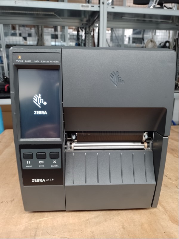 Thermotransfer Industrie-Etikettendrucker Zebra ZT231 (Modell: ZT231142-T0E000FZ) 203dpi, mit Farb-Touchscreen, Firmware: V92.21.18Z, Schnittstellen: Bluetooth, Ethernet (LAN), RS-232 (Seriell), 1x USB, Seriennummer: T3J231900304, Inbetriebnahme: ...