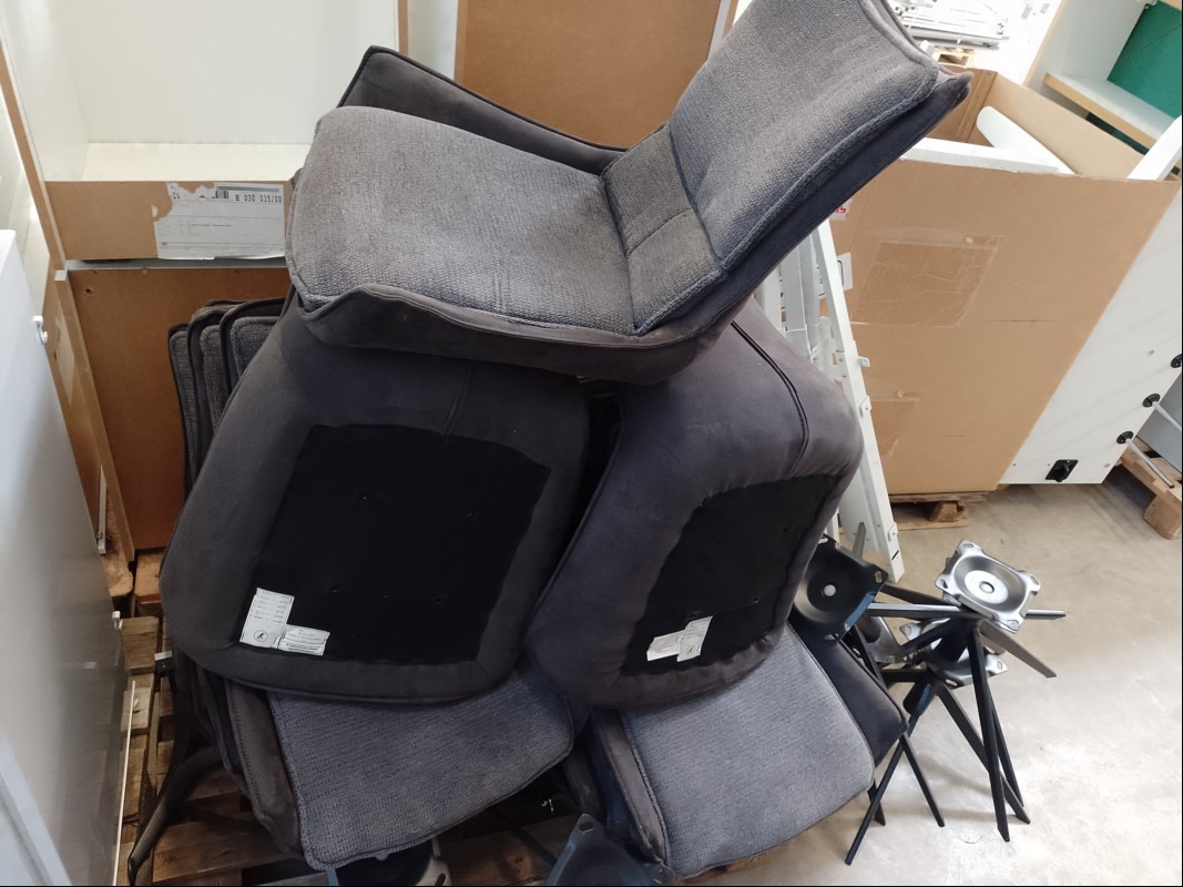 10x Drehstuhl Timka (alle auseinandergebaut), eine Tüte mit Schrauben, Keine Garantie auf Vollständigkeit! Nur für Selbstabholer! Kein Versand/Verpacken möglich! (ID=A06-00)