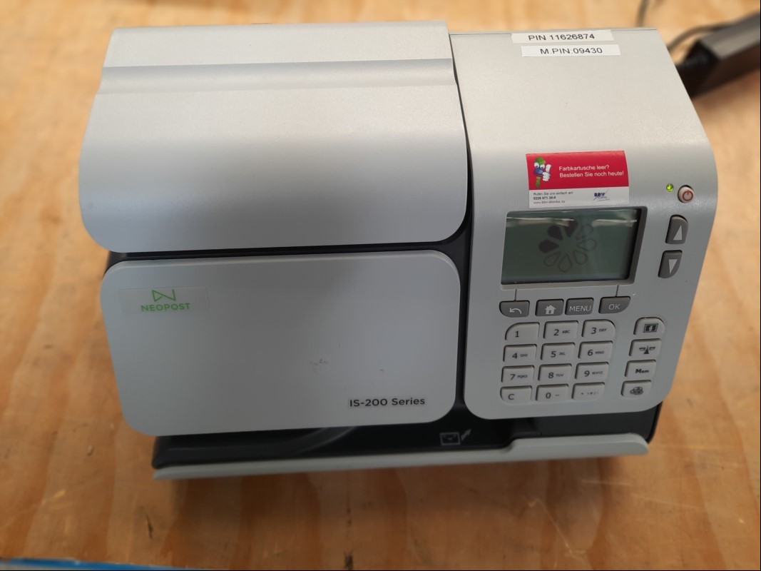 Neopost IS-240 Frankiermaschine, optisch sehr guter Zustand, siehe Bilder Gerät lässt sich einschalten, keine weiteren Tests durchgeführt, keine Garantie auf Funktion und Vollständigkeit (ID=V03-43)