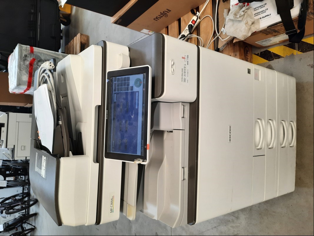 Ricoh MP-C3004 , SN:C717RA10411, 4 Papierfächer, optisch gebrauchter Zustand, Gehäuse verschmutzt und mit Abschürfungen,  Display defekt, Finisher fehlt, keine Ausdrucke möglichZähler gesamt: ca. s/w59343, color ca. 48100 laut Statusseite, Toner f...