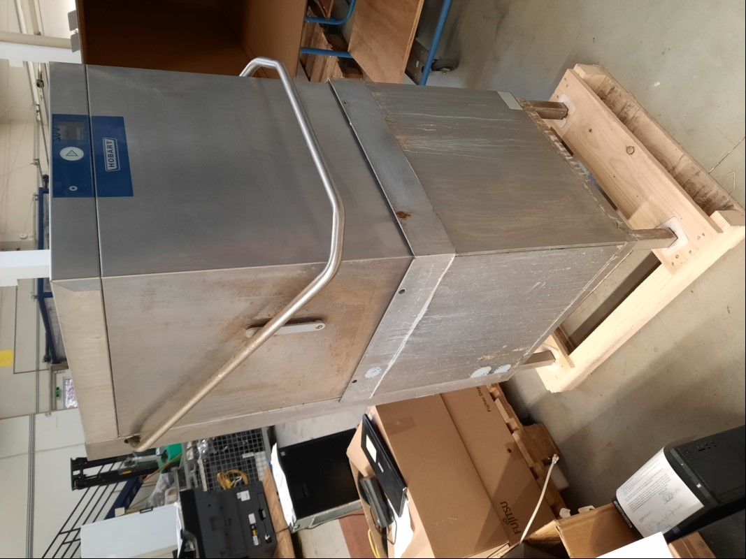 Hobert Haubenspülmaschine, Gerät stark verschmutzt, Typenschild nicht mehr lesbar, laut Anschaffungsrechnung handelt es sich um das Model: AMXXS-10B, siehe Bilder, vollständig ungeprüft, keine Garantie auf Funktion und Vollständigkeit (ID=V12-00)
