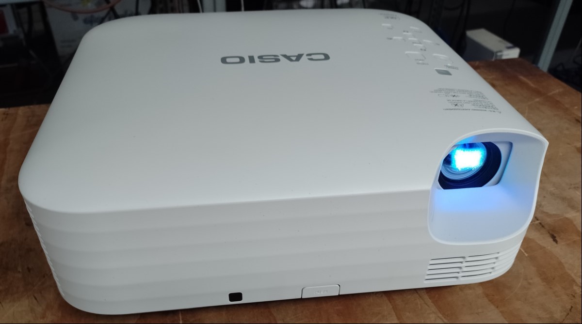 Laser-Beamer Casio XJ-S400U DLP mit 4000 Ansi-Lumen, Auflösung: 1920 x 1200, ohne Fernbedienung, Seriennummer: A511AAAY95-012561, Baujahr: 05.2019, Beamer lässt sich einschalten - keine weiteren Tests durchgeführt! (ID=V06-53)