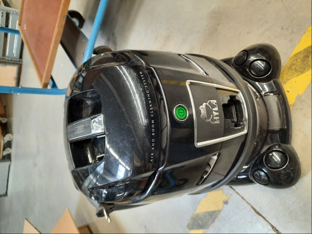 Luft- und Raumreinigungsgerät / Staubsauger HYLA EST Defender mit HYLA VENTUS Elektrobürste und Nimbus Nassreinigungsset , Standartbürste, diverse Polsterbürsten und Zubehör, siehe Bilder, Sauger lässt sich einschalten und saugt-keine weiteren Tes...