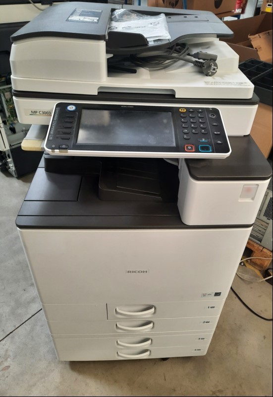 Ricoh Aficio MPC 3003, SN: E154M935840, 4 Papierfächer, Faxkarte, optisch gebrauchter Zustand, Gehäuse verschmutzt und mit Abschürfungen,  Zähler gesamt: ca. s/w110764, color ca. 41809 laut Statusseite, Toner verbraucht,Ausdruck gut, Reinigung und...
