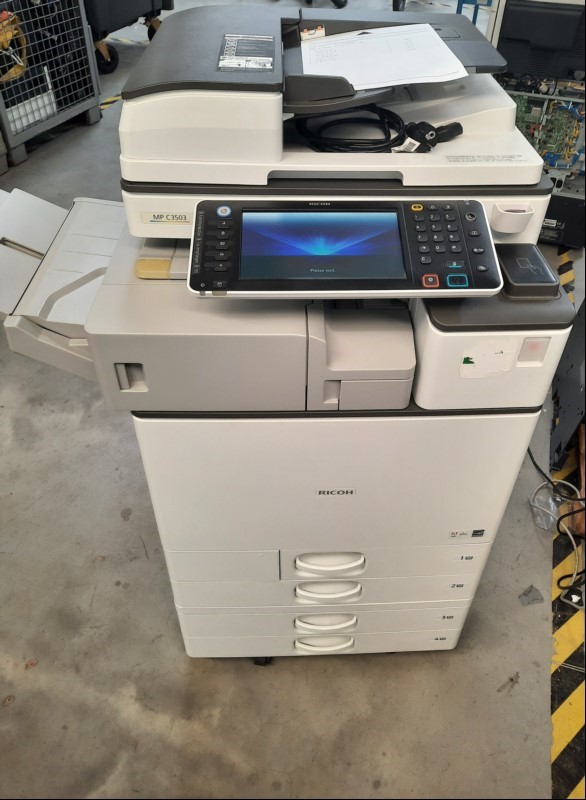 Ricoh RICOH MPC 3503, SN: E164MA30289, 4 Papierfächer, interner Finisher,Faxkarte,  optisch gebrauchter Zustand, Gehäuse verschmutzt und mit Abschürfungen, , Zähler gesamt: ca. s/w12064, color ca. 15141laut Statusseite, Toner fast verbraucht, Ausd...