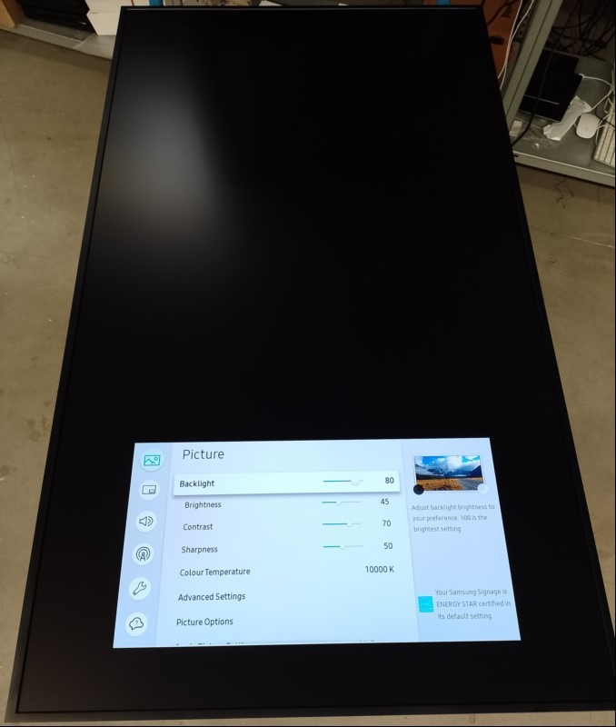 140 cm (55'') Samsung QM55R 4K Signage Display (LH55QMREBGCXEN), Bildschirmauflösung 3840 x 2160, Anschlüsse: 3x HDMI, 1x DisplayPort, 1x DVI, 1x Ethernet (LAN) und 2x USB, Display lässt sich einschalten und über Fernbedienung bedienen (ID=V12-21)