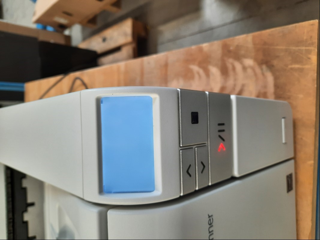 SCANMACHINE Kodak i3250 Dokumentenscaner, elektrisch geprüft (Gerät lässt sich einschalten, nach Stromzufuhr leuchtet die Pfeiltaste rot, das Display leuchtet zeigt aber kein Bild, Gerät wurde nicht an einem PC angeschlossen), siehe Bilder keine G...