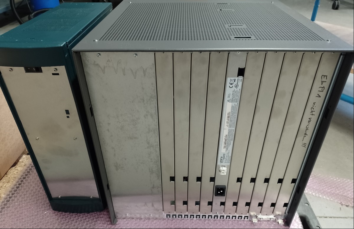 Teile aus Telefonanlage Unify OpenScape Business X8, Lieferumfang siehe Bilder (2 große Kisten mit Telefonen + 1 TKA), alles ungeprüft! Keinerlei Garantie auf Vollständigleit und Funktion! (ID=V12-00)