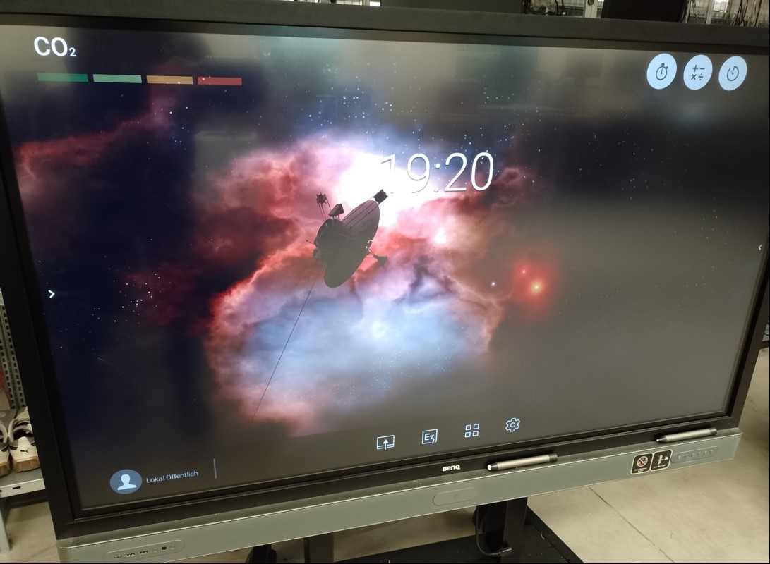 BenQ RP6501K UHD 65'' Touchdisplay mit Fernbedienung und 2x Stift, inkl. BenQ InstaShow WDC20 (2x Transmitter und 1x Receiver) und motorisch höhenverstellbares Fahrgestell, Display lässt sich einschalten - keine weiteren Tests durchgeführt (Stifts...