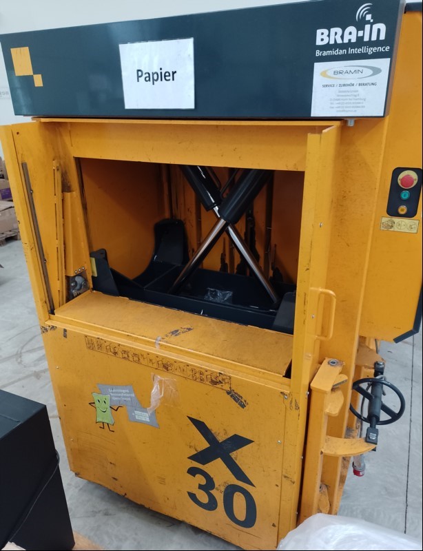Ballenpresse / Rohstoffpresse Bramidan Typ X30 AD, Gewicht: 1650 KG, Baujahr 2019, Seriennummer: PEY395558, sehr starke Gebrauchsspuren (siehe Bilder), Presse ist komplett ungeprüft! Keinerlei Garantie auf Vollständigkeit und Funktion! Nur Selbsta...