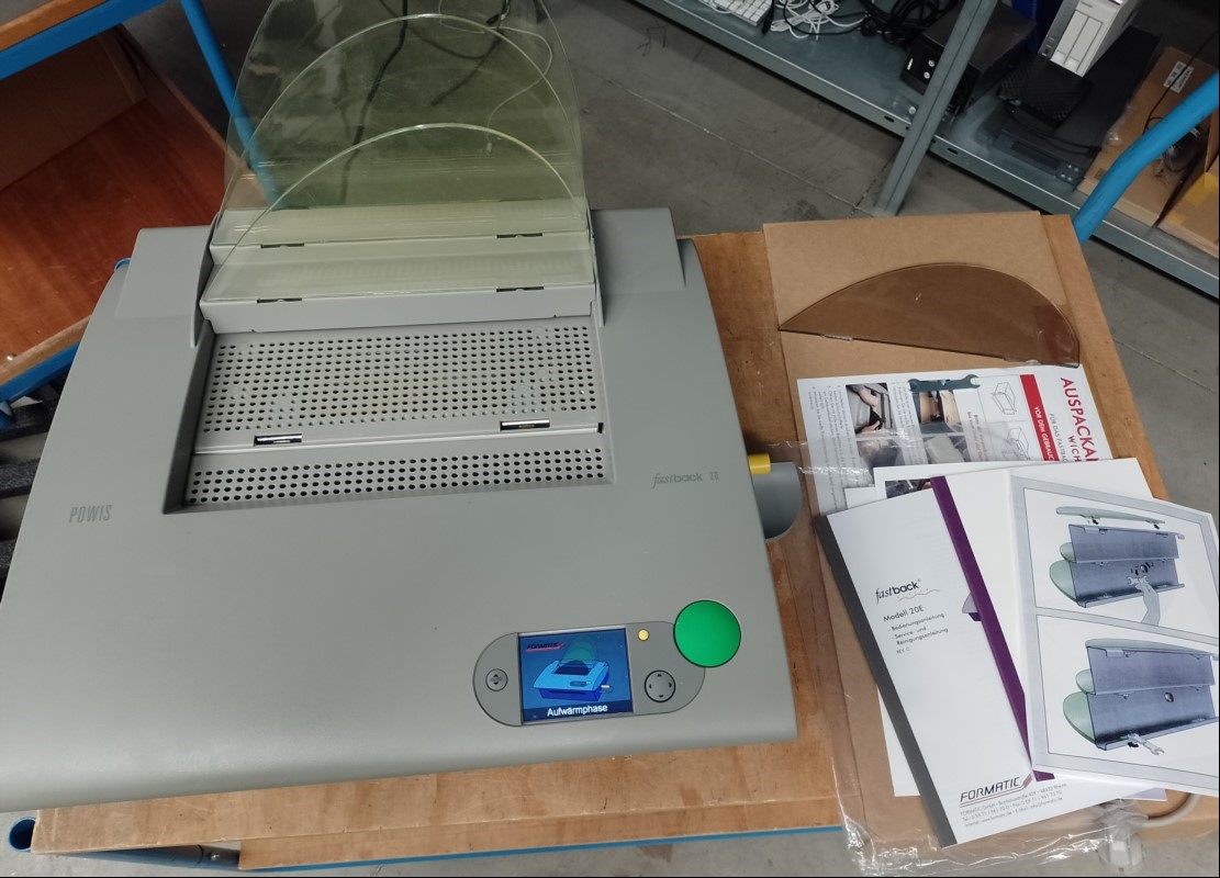 Bindemaschine Powis Fastback Modell 20 E, Seriennummer: E07782, Zählerstand laut Display: 1703, bei einer grauen Plasikscheibe sind die Füße abgebrochen, Gerät lässt sich einschalten (erhitzt sich) und bedienen - Keine weiteren Tests durchgeführt!...