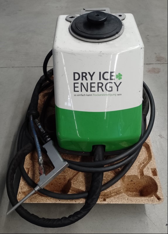 Dry Ice Energy Champ Turbo, mobiles Trockeneisreinigungsgerät, Lieferumfang: das Trockeneisreinigungsgerät mit Trockeneisstrahlpistole und 3 m Arbeitsschlauch, ohne weiteres Zubehör, Gerät komplett ungeprüft, Gerät verschmutzt / verstaubt! (ID=V07-00