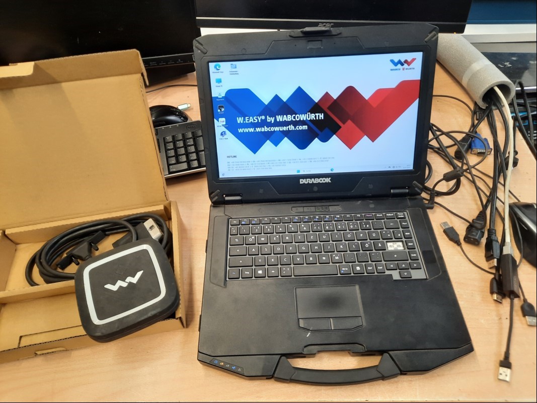 Teile aus WABCOWÜRTH Diagnosesystem für NFZ betehend aus: Durabook (Model: S14I / SN: PD99260NG) inkl. Netzteil und W.EASY Box 2.0 Rev. 1.2 (S/N: 460213), Eter-Taste fehlt siehe Bilder, Durabook lässt sich starten, keine weiteren Tests durchgeführ...