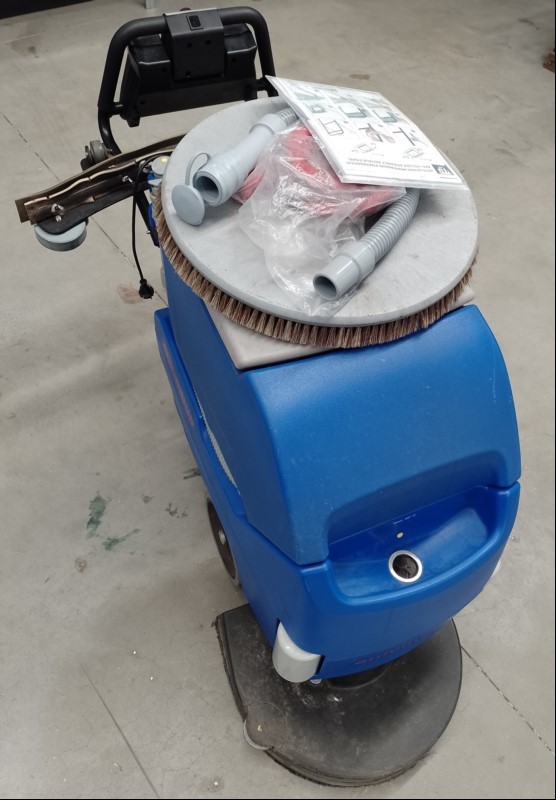 Scheuersagmaschine / Reinigungsmaschine Columbus RA 55 BM 40 iL D17 (Art.Nr.: 14355000), Seriennummer: 143503249B, Zählerstand Betriebsstunden: 199.8h, 2x Schlüssel, mit Tellerbürste und Saugbalken gebogen (eine Schraube zur Befestigung an der Mas...