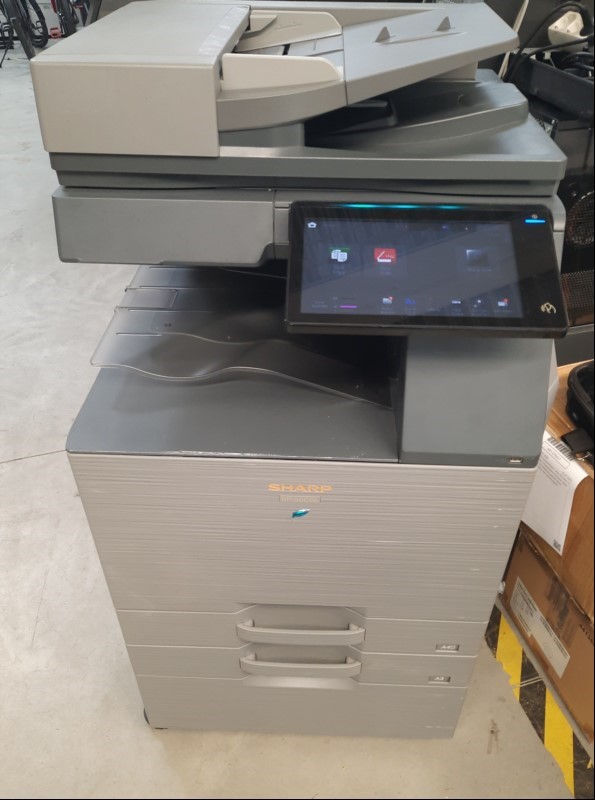 Sharp BP50C26,SN: 2505713700 2 Papierkassetten, Unterschrank  Gerät stark verschmutzt, Abschürfungen am Gehäuse,  Wartung und Service notwendig, Gedruckte Seiten sw 1759, Farbe 12039  Ausdrucke mit Streifen, vermutlich Bildtrommeln defekt wegen la...