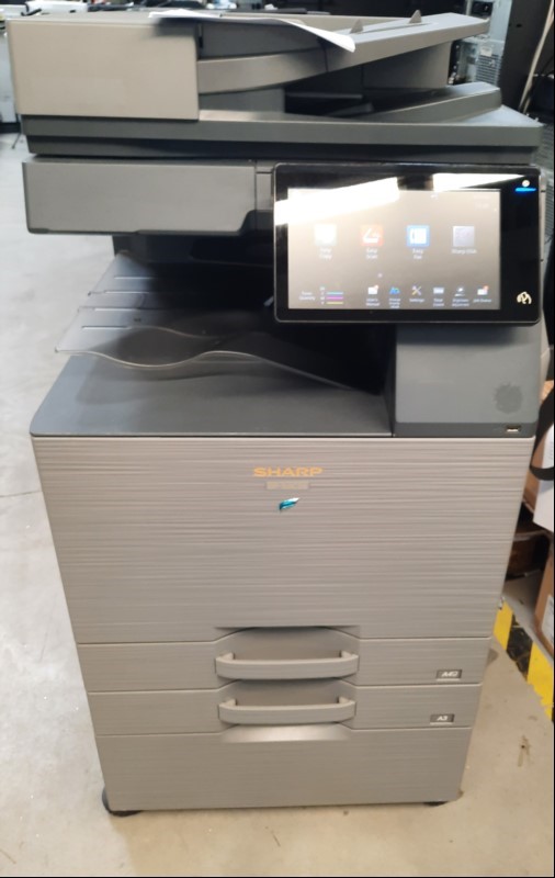 Sharp BP50C26,SN: 2506001700 2 Papierkassetten, Unterschrank, Faxkarte,   Gerät verschmutzt, Abschürfungen am Gehäuse,  Wartung und Service notwendig, Gedruckte Seiten sw 2301, Farbe 9139  Ausdrucke gut, Inbetriebnahme laut Rechnung: 09.2022, kein...