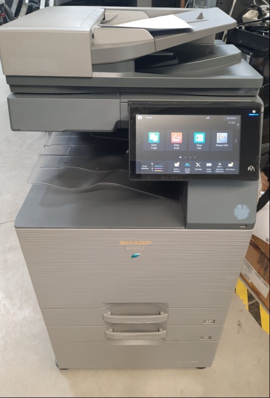 Sharp BP50C26,SN: 2506097700 2 Papierkassetten, Unterschrank, Faxkarte,   Gerät verschmutzt, Abschürfungen am Gehäuse,  Wartung und Service notwendig, Gedruckte Seiten sw 2496, Farbe 7266  Ausdrucke gut, Inbetriebnahme laut Rechnung: 09.2022, kein...