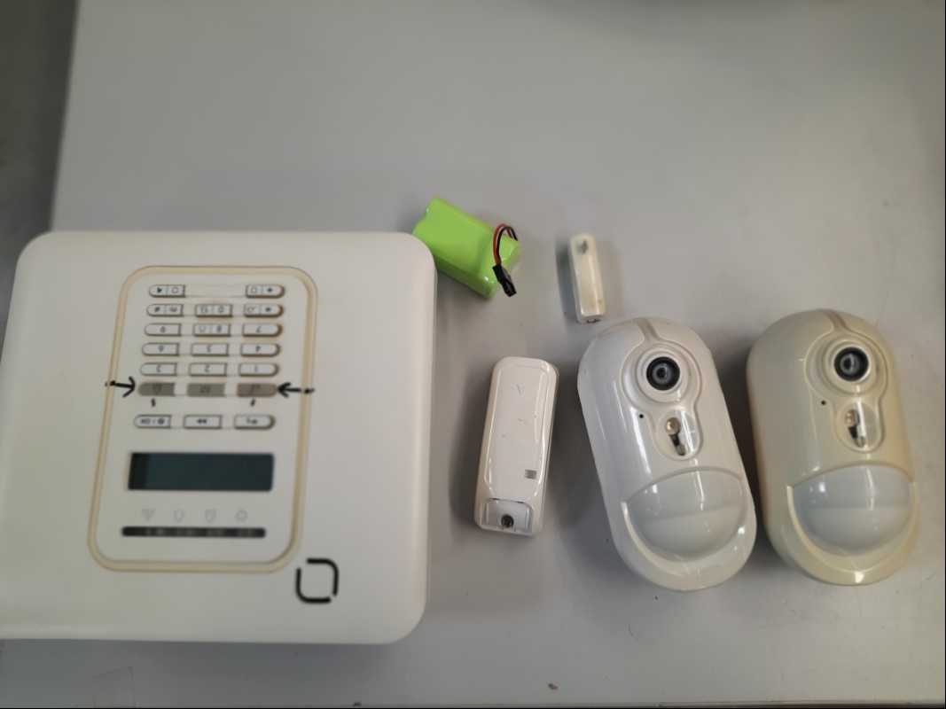 Teile aus Alarmanlage EMA/BMA PowerG, siehe Bild, ungeprüft, keine Garantie auf Funktion und Vollständigkeit (ID=V16-83)