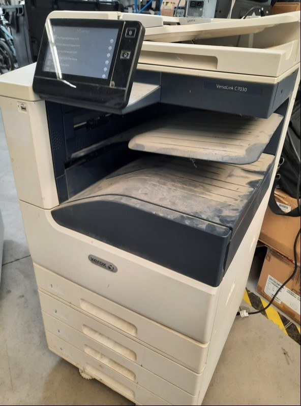 Xerox Xerox VersaLink C7030V_T, SN:3942055152, 4 Papierkassetten, optisch sehr schlechter  Zustand, Zähler gesamt: ca. 14428 laut Statusseite, Ausdrucke gut, Reinigung notwendig, Inbetriebnahme 07.2021 keine Garantie auf Funktion und Vollständigke...
