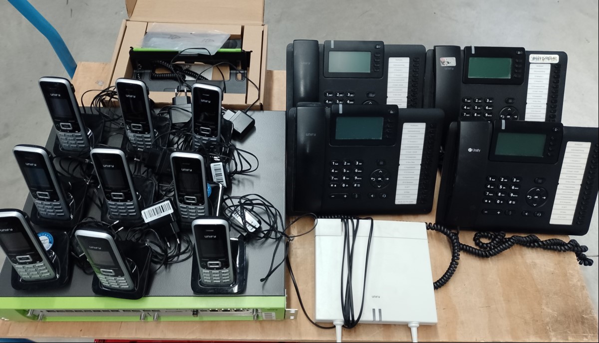 Teile aus Telefonanlage bestehend aus: 1x Unify OpenScape Business X3R (1P S30777-U774-X911-6), 4x Unify CP400T Telefone, 9x Unify OpenScape S5 Mobilteile mit Ladeschale + Netzteil und 1x Unify BasisStation BS5, Telefonanlage nur elektrisch geprüf...