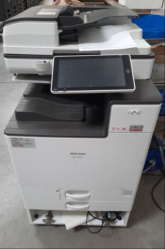 Ricoh IM C3000A, SN:3100R211666, 2 Papierkassetten, optisch schlechter  Zustand, Gehäuse mit Abschürfungen, Unterschrank defekt,Rollen fehlen,  Zähler gesamt: ca. s/w 64734, color ca. 46301 laut Statusseite, Toner fast verbraucht, Ausdrucke gut, R...