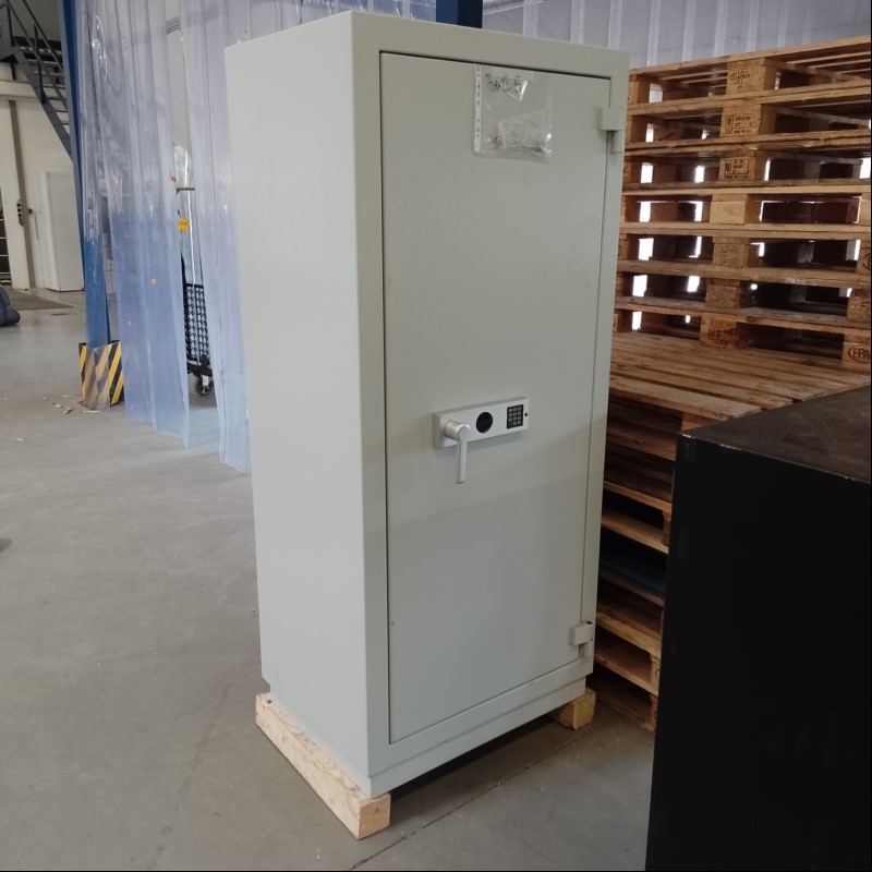 Eurotresor ET 4, Grad I , IF=O, EZ, Farbe RAL 7035 lichtgrau, Innenfach=Ordnerhöhe, elektron. Zahlenschloss , Rechnungsdatum 05/2020,, Notschlüssel, kleine Lackschäden, Maße 80x57x177 (lxbxh in cm)  690kg
Kein Versand und keine Verpackung! (ID=T...