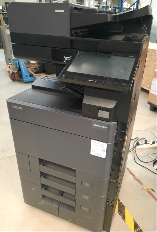 Kyocera TASKalfa 3253ci, SN:RFH2150918 4 Papierkassetten,Zähler total:37419, color:8432, s/w:28987, gebrauchter Zustand mit Verschmutzungen, Klebereste und Abschürfungen am Gehäuse,  Datenlöschung durchgeführt, Reinigung und Service empfohlen, kei...
