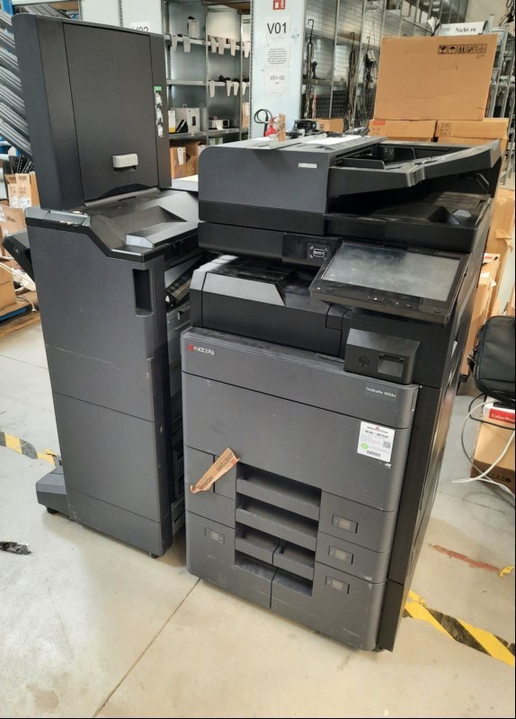 Kyocera TASKalfa 3253ci, SN:RFH2150943 4 Papierkassetten, externer Finisher (ungetestet),  Klappe Resttonerbox defekt, Zähler total:94928, color:13371, s/w:81557, gebrauchter Zustand mit Verschmutzungen, Klebereste und Abschürfungen am Gehäuse,  D...