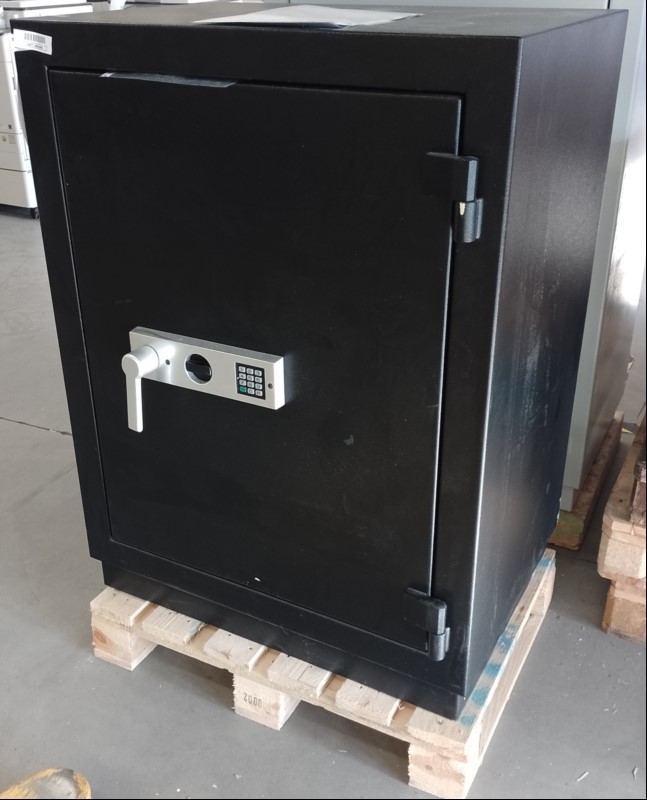 Eurotresor  ET/F 2 IF, EZ, Farbe RAL 7035 Verkehrsschwarz, elektronisches Zahlenschloss , Notschlüssel,
Rechnungsdatum 02/2020, kleine Lackschäden,
Maße: 80x57x107,5 (lxbxh in cm), 483kg
Kein Versand und keine Verpackung! (ID=T10-00)