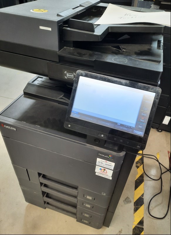 Kyocera TASKalfa 3253ci, SNRFH9714183 4 Papierkassetten,Zähler unbekannt, gebrauchter Zustand mit Verschmutzungen, Klebereste und Abschürfungen am Gehäuse, Kopierer defekt, startet nicht Anzeige steht nur 