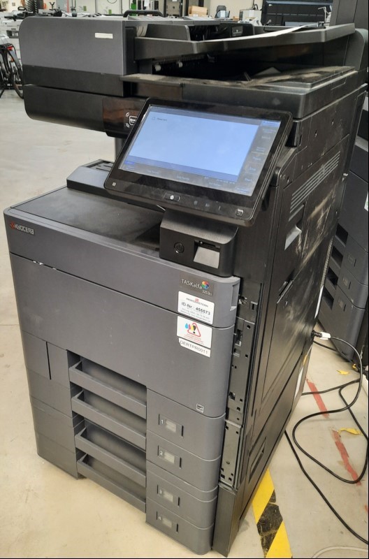 Kyocera TASKalfa 3253ci, SNRFH9714217 4 Papierkassetten,Zähler unbekannt, gebrauchter Zustand mit Verschmutzungen, Klebereste und Abschürfungen am Gehäuse, Kopierer defekt, startet nicht Anzeige steht nur 