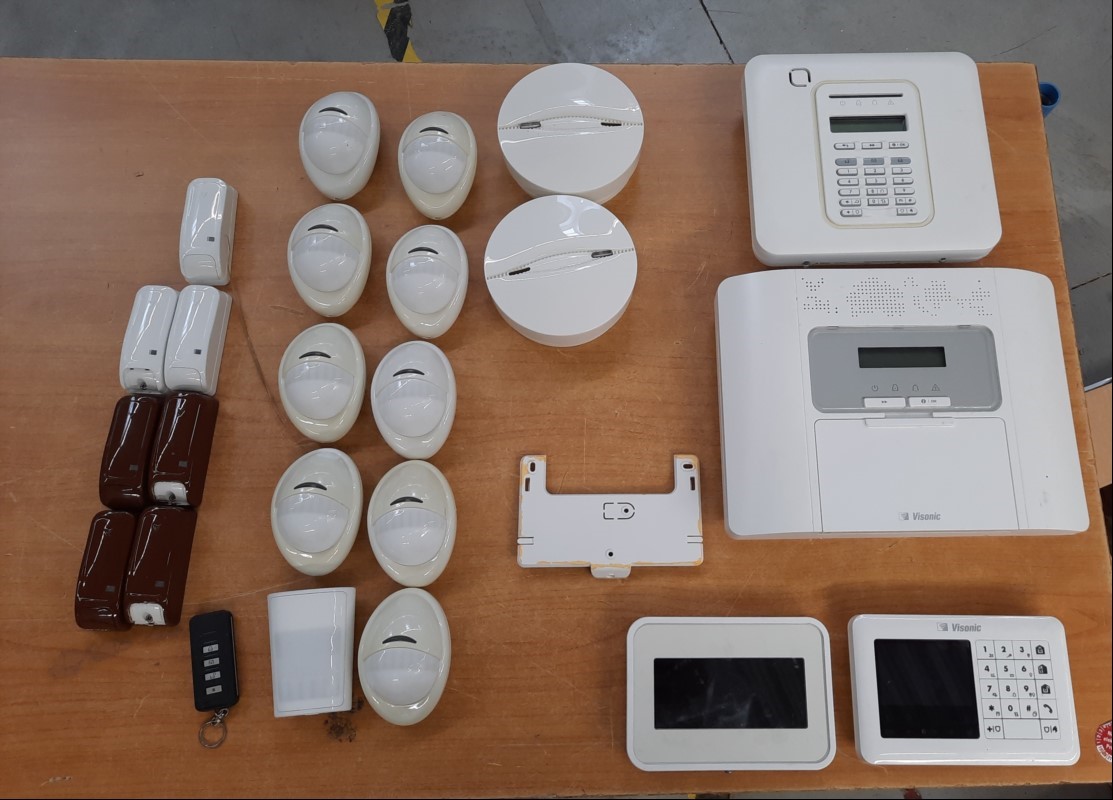 Einbruch- und Brandmeldesystem Visonic EMA PowerG, alles ungeprüft, 2x Visonic PowerMaster , 2x Kommunikationsmodul,  2x Rauchmelder, 10x Bewegungsmelder, 7x Tür-Fensterkontakt, Fernbedienung,  keine Garantie auf Funktionen und Vollständigkeit, al...