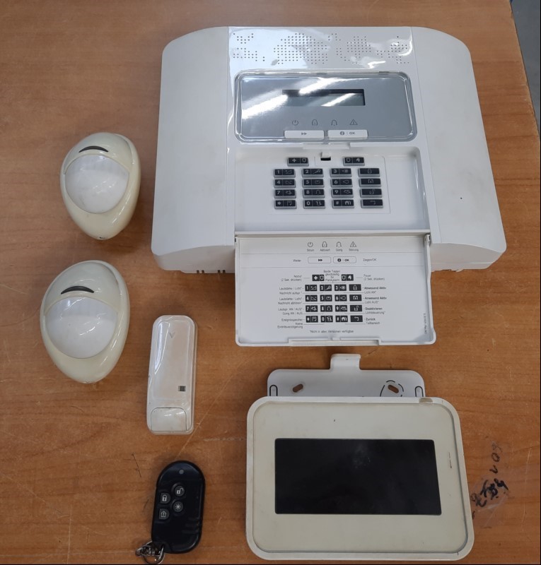 Teile aus Alarmanlage Visonic EMA PowerG, alles ungeprüft,
1x Visonic PowerMaster Zentrale, 1x Bedienteil, 2x Bewegungsmelder,1x Tür/Fensterkontakt, 1x Fernbedienung, keine Garantie auf Vollständigkeit und Funktionen, alle Angaben ohne Gewähr, (U...