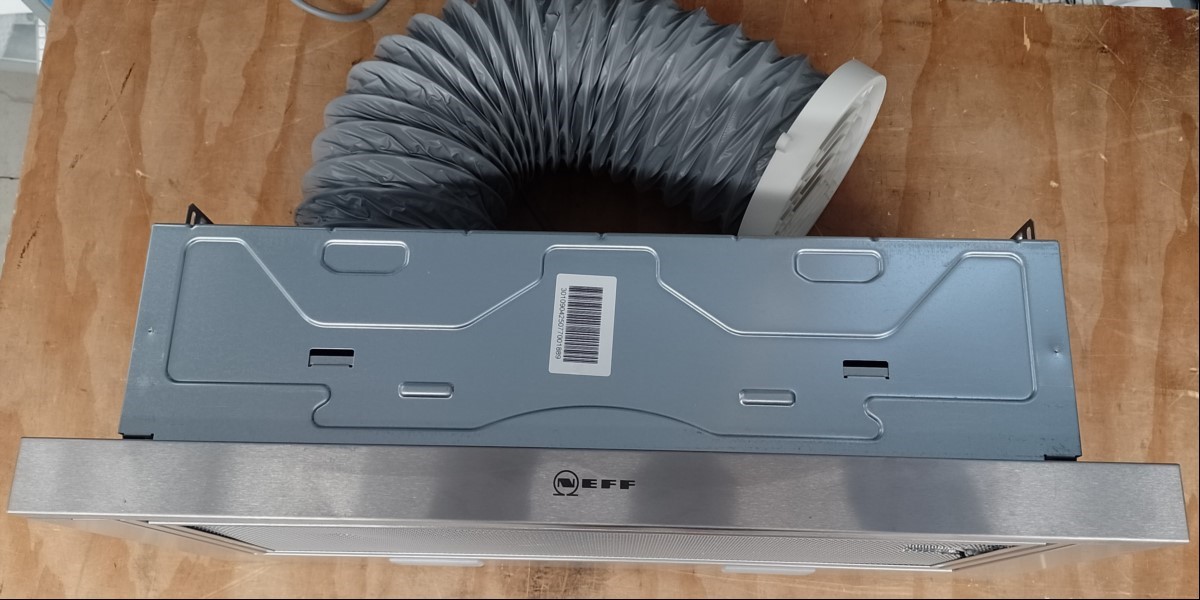 Neff Flachschirmhaube D46BR12X6, Funktion ok, Plastikverriegelung am vorderen Filter fehlt! (ID=T06-00)