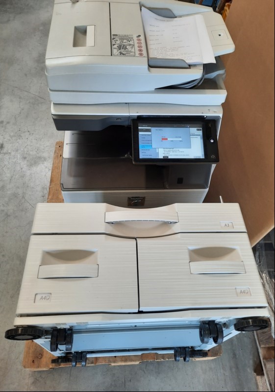 Sharp Sharp MX-4071,SN: 0800743400, 4 Papierkassetten, Gerät verschmutzt und Abschürfungen am Gehäuse, Kopierer und Kassetteneinheit stehen nebeneinander auf Palette, Reinigung und Service notwendig, Inbetriebnahme 05.2020, Seitenanzahl: s/w ca.90...