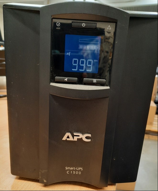 APC SmartUPS C1500, SN: AS1937162718, nur elektrisch geprüft (Gerät lässt sich einschalten, keine weiteren Tests durchgeführt), keine Garantie auf Funktion und Vollständigkeit, kein Versand / Verpacken nur Slbstabholung (ID=V14-02)