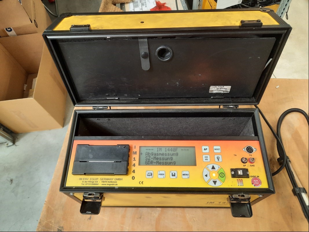 IM 1440F Messgerät zur Emissionsmessung an Flurförderzeugen im Transportkoffer (inkl. 2 Schlüssel), Gasentnahmesonde mit Flex-Rohr, Densitometer IM 900, Sondenspitze und Druckschlauch, RS232 Schnittstelle, Thermoschnelldrucker, siehe Bilder, ein F...