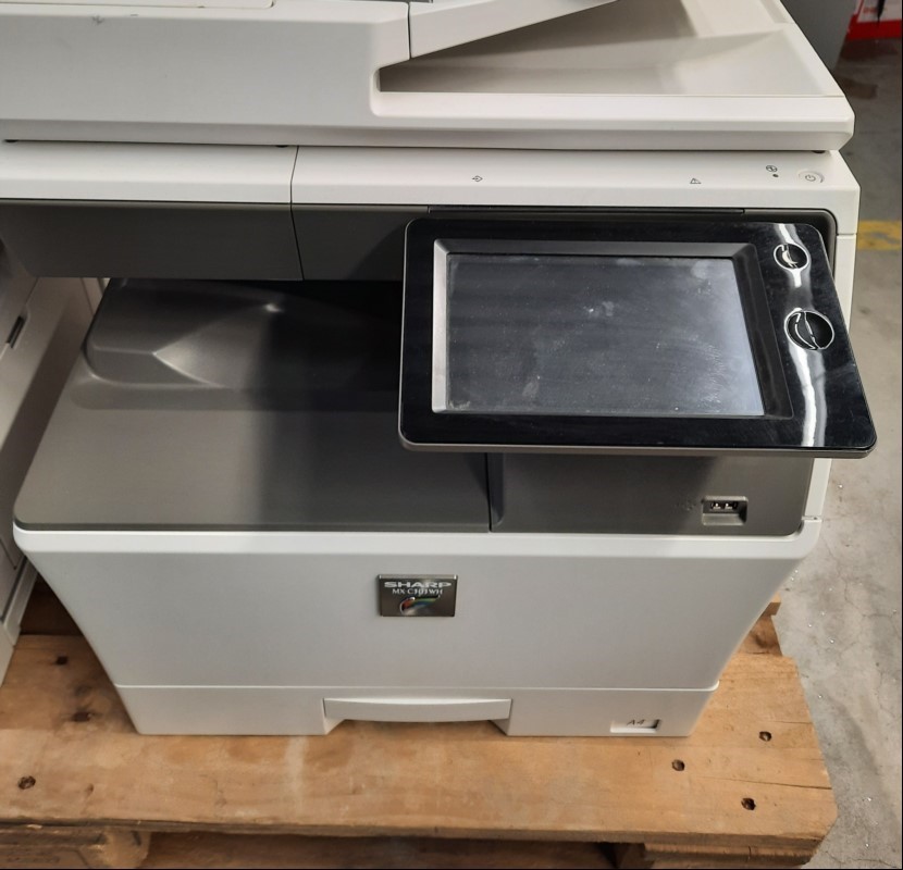Sharp MX-C303W, SN: 23007456, Inbetriebnahme 11.2022, Gedruckte Seiten s/w: 18951, color:147393 laut Ausdruck, Fehler: Wartung notwendig,  1x Papierfach,ohne Unterschrank, Faxkarte,  keine weiteren Tests durchgeführt, Wartung und Service empfohlen...