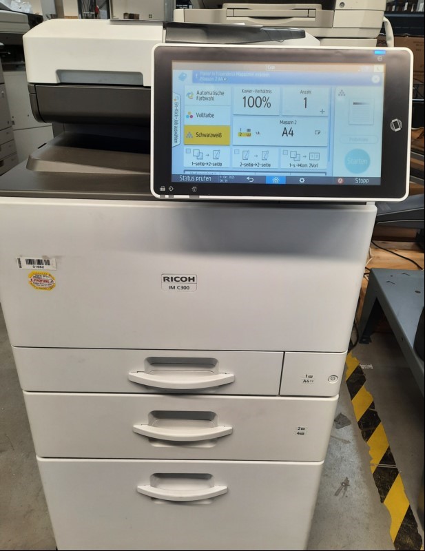 Ricoh IM C300F, SN: 3922PC53030, 2 Papierkassetten, Unterschrank optisch guter  gebrauchter Zustand,  Zähler gesamt: ca. s/w 23763, color ca. 13909 laut Statusseite, Toner fast verbraucht, Ausdrucke gut, Reinigung und Service empfohlen, Inbetriebn...