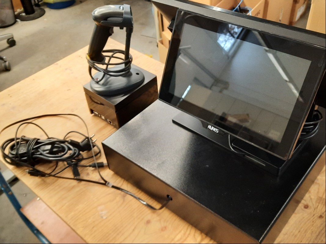 Teile aus Aures Kassensystem YUNO mit Touchkasse inkl. 10'' Kundendisplay (lässt sich einschalten und bedienen, Touch-Funktion ok, keine weiteren Tests durchgeführt), Swissbit-Dongel, Thermo-Bondrucker Aures ModelODP 333(lässt sich einschalten, Fe...