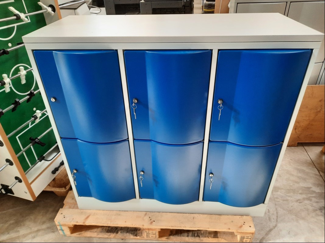 Sideboard-Spind Farbe: Grau,Fächer Blau,  6 Fächer mit jeweils 2x Schlüssel pro Fach (ein Paar Schlüsselfehlt- für das Fach oben links), Schrankmaße: ca. H: 92 cm, B: 115cm, T: 49 cm, Fachmaße: ca. H: 43cm, B: 35 cm, T: 45 cm, siehe Bilder (ID=A06-00