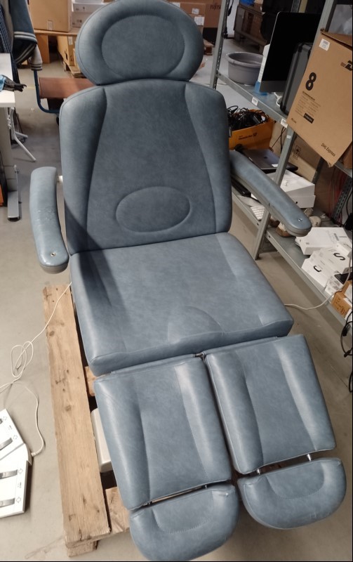 Behandlungsliege Gharieni SPL Podo 5 mit Fußschalter und Fernbedienung, Liege lässt sich bedienen und verstellen, Polster an mehrenen Stellen gerissen (siehe Bilder) (ID=V11-00)