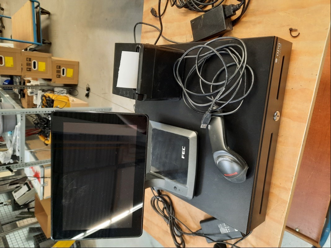Teile aus FEC Kassensystem mit FEC Touchkasse (BDL-ST1120-KCG-A8), 10,1\'\' Display (elektrisch geprüft, Gerät lässt sich einschalten und bedienen, keine weiteren Tests durchgeführt), FEC Receipt Printer TP-100 Bondrucker ( Gerät lässt sich einschal...