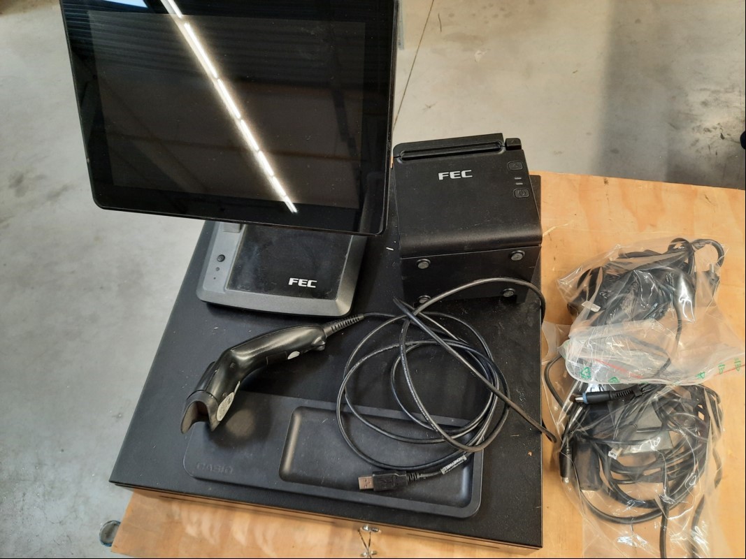 Teile aus FEC Kassensystem mit FEC Touchkasse (BDL-ST1120-KCG-A8), 10,1\'\' Display (elektrisch geprüft, Gerät lässt sich einschalten und bedienen, keine weiteren Tests durchgeführt), FEC Receipt Printer TP-100 Bondrucker ( Gerät lässt sich einschal...