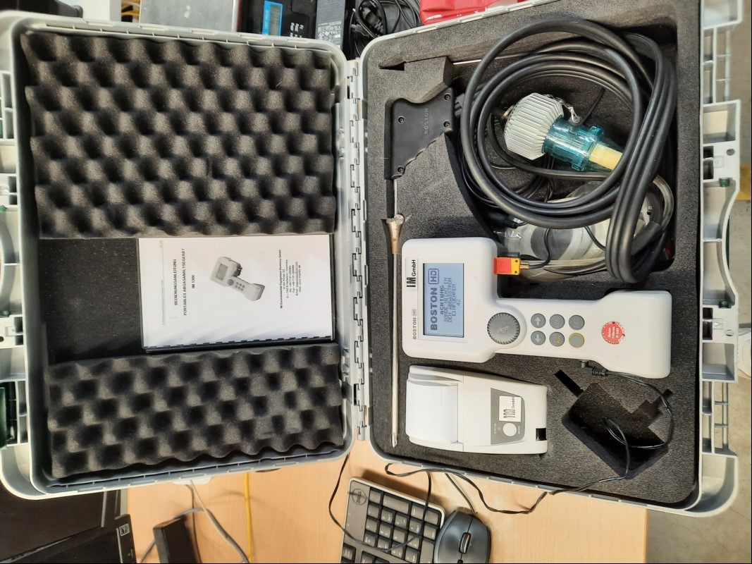 Portables Abgasanalysegerät IM 1300cp, im Hartschalenkoffer mit Thermo-Drucker (Drucker ist ungeprüft), Bedienungsanleitung und Sensoren (siehe Bilder), IM 1300cp lässt sich einschalten und bedienen, keine weiteren Tests durchgeführt, keine Garant...