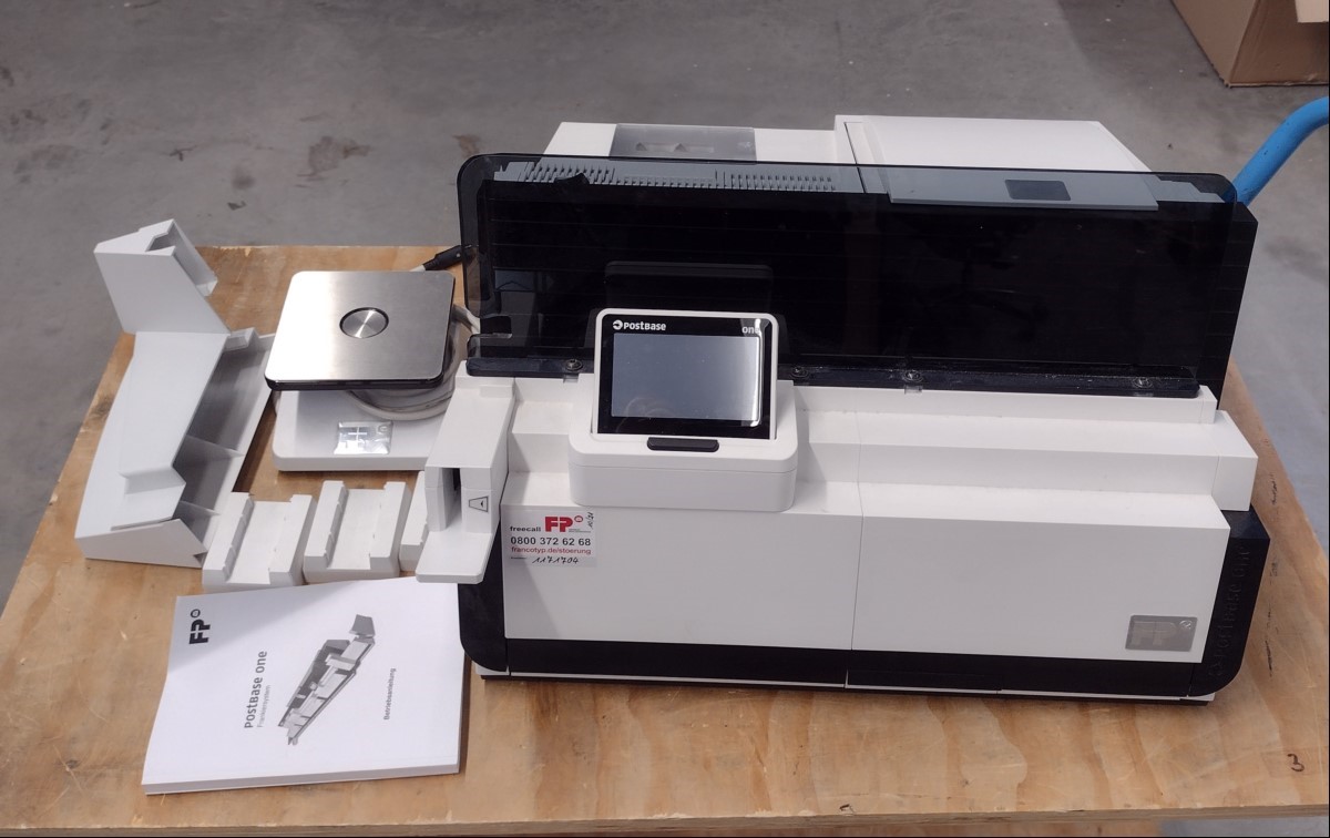 Francotyp-Postalia System bestehend aus folgenden Komponenten: PostBase One (CM001567 DF-Printer 4377001567 / ohne Sicherheitsmodul), mit Postbase One Feeder (CMF01399) und Dynamic Scale (CMS00876) und kleinteiligem Zubehör (siehe Bilder), alles V...