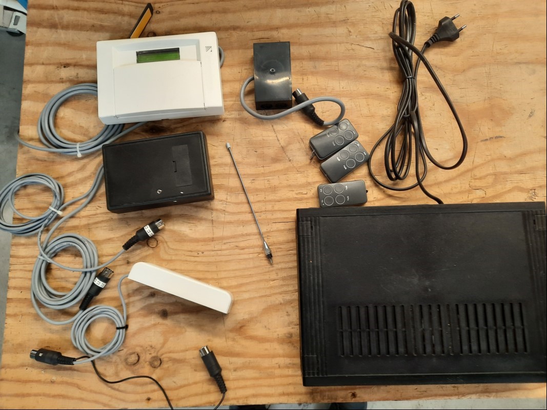 Teile aus Alarmanlage 2Protection Paket, siehe Bilder, ungeprüft, keine Garantie auf Funktion und Vollständigkeit (ID=V05-33)